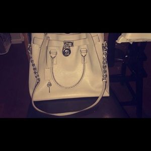 This is a great bag ... it a great size fits alot!